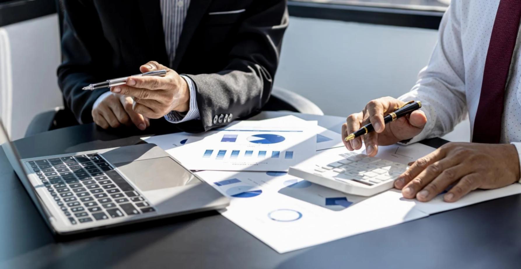 Instructor explicando conceptos financieros en sesión real