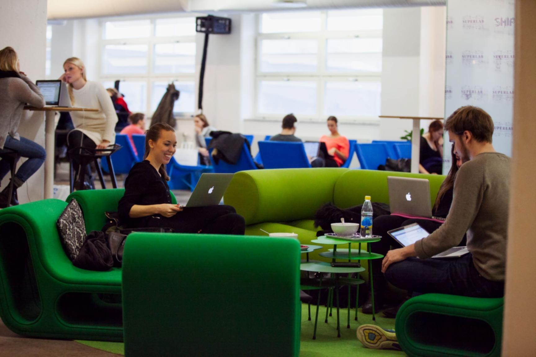 Estudiantes participando en análisis financiero colaborativo