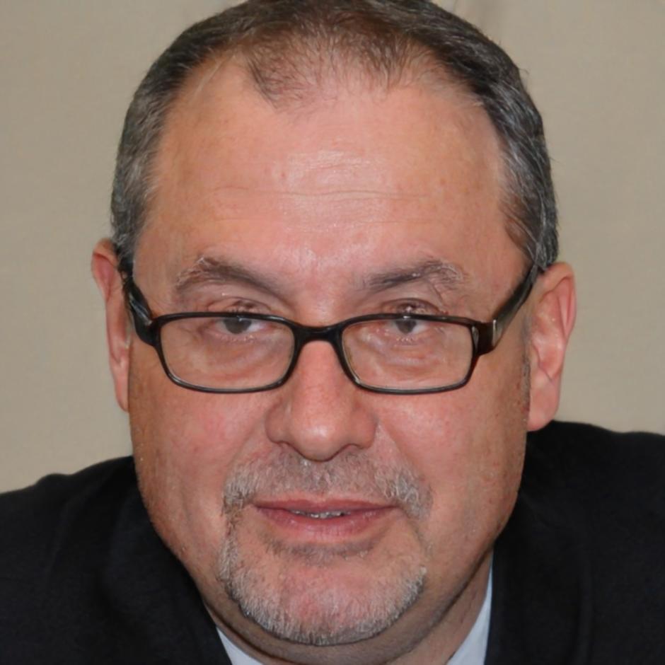 Instructor de finanzas personales Héctor Villalobos