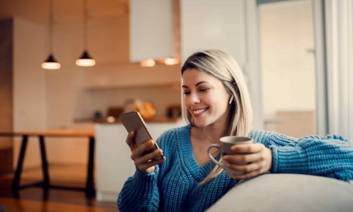 Estudiante revisando requisitos técnicos en su computadora