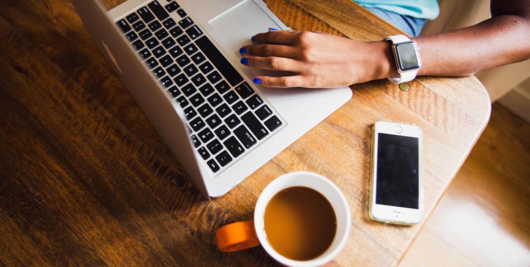 Estudiantes trabajando en planificación financiera con herramientas digitales