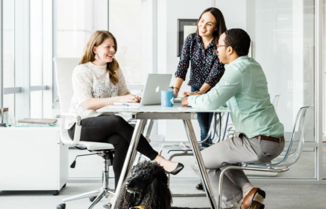 Estudiante usando múltiples dispositivos para acceder a la plataforma